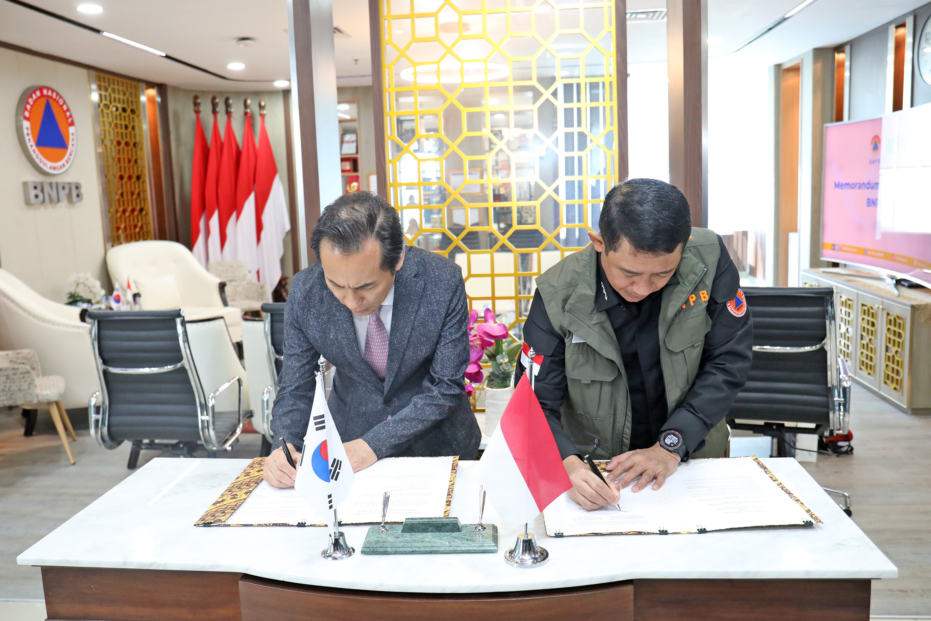 Kepala BNPB Letjen TNI Suharyanto S,Sos., M.M., (kanan) dan Presiden KISTI Kim Jaesoo menandatangani nota kesepahaman kerja sama di Graha BNPB, Jakarta, Rabu (31/5).
